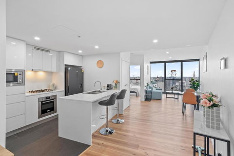 RiverViews 1BR 1BA Skytower Apt With Pool, Gym, Sauna - Holiday Sunshine Coast 1