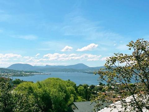 Riveting House With Incredible Water-view At SandyBay - Holiday Sunshine Coast 2