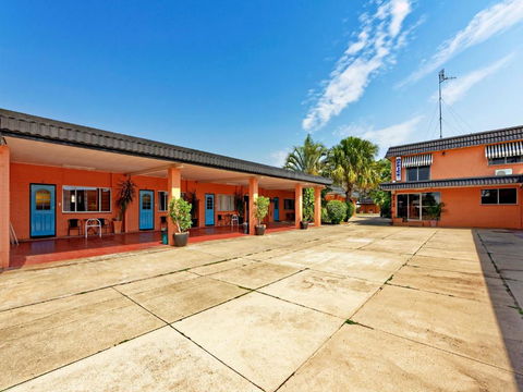 Riviera Motel Bundaberg - Sunshine Coast Tourism 1