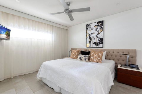 Rose At Temple Palm Cove - A Poolside Paradise - Holiday Sunshine Coast 3