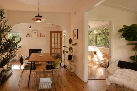 Romantic Garden Cottage With Home Cinema - Holiday Sunshine Coast 1