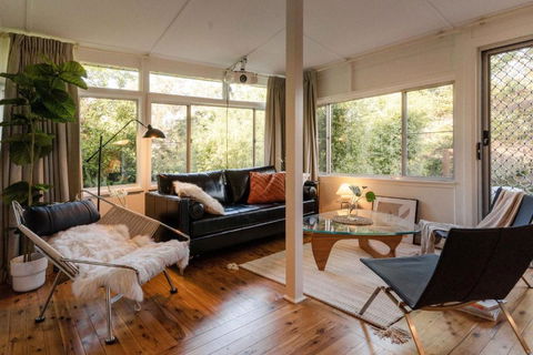 Romantic Garden Cottage With Home Cinema - Holiday Sunshine Coast 3