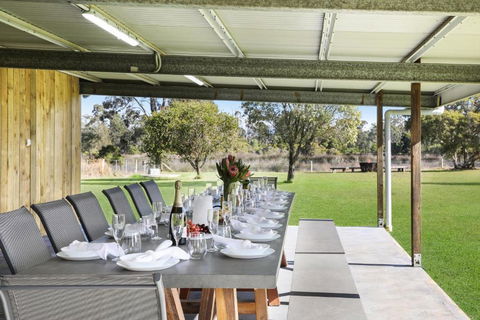 Roads End With Games Barn Ponies Alfresco Dining - Sunshine Coast Tourism 2