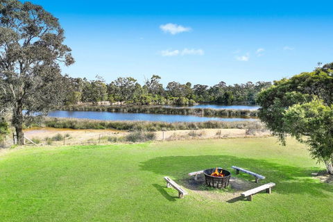 Roads End With Games Barn Ponies Alfresco Dining - Sunshine Coast Tourism 3