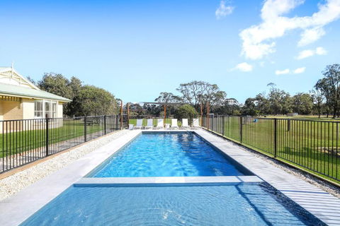 Roads End With Games Barn Ponies Alfresco Dining - Sunshine Coast Tourism 1