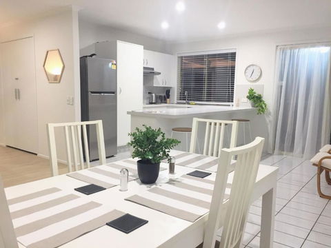 Robin Joy - Sunshine Coast Tourism 0