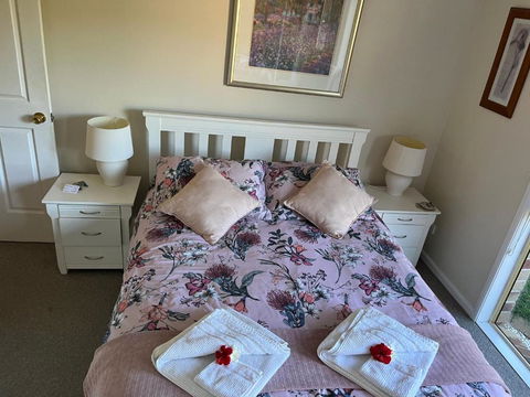Robyn\'s Nest - Bed And Breakfast - Holiday Sunshine Coast 0