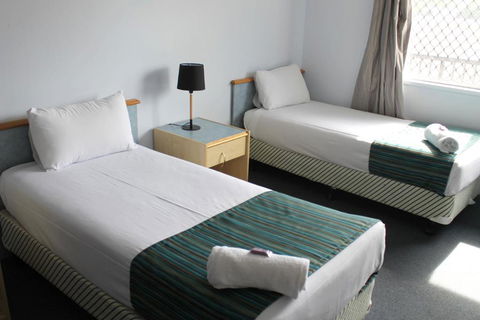 Rocky Glen Hotel Motel Gladstone - Holiday Sunshine Coast 1