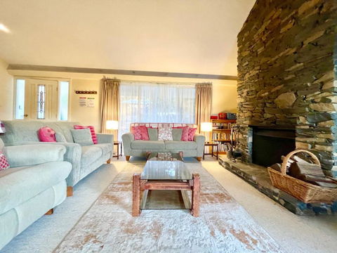 Rocky Mountain Cottage - Holiday Sunshine Coast 1