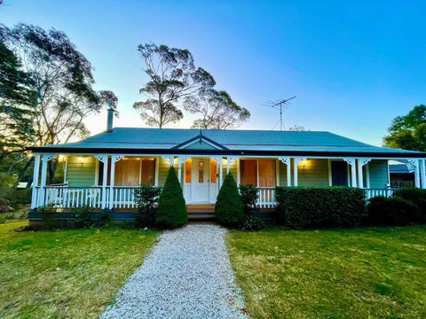 Rocky Mountain Cottage - Holiday Sunshine Coast 0