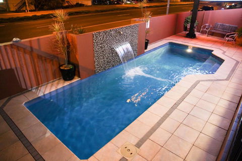 Rocky Resort Motor Inn - Sunshine Coast Tourism 2