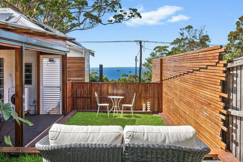 Romanic Garden View 1 Bed Apartment With Ocean Views At Stanwell Tops - Holiday Sunshine Coast 0