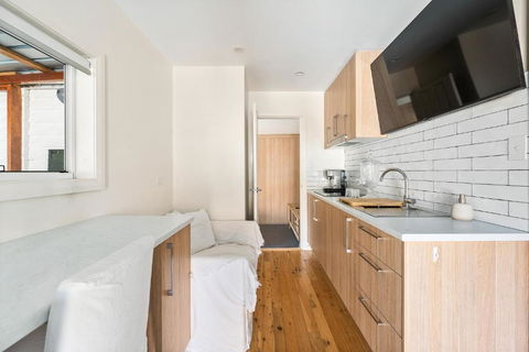 Romanic Garden View 1 Bed Apartment With Ocean Views At Stanwell Tops - Holiday Sunshine Coast 2