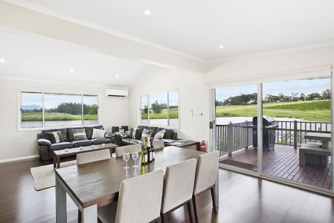 Romantic Lakehouse Set In A Private Vineyard In The Hunter Valley - Holiday Sunshine Coast 2