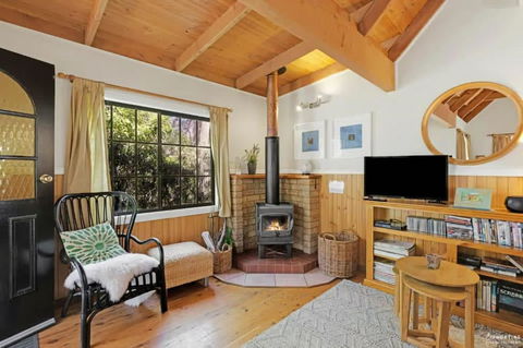 Romantic Tricklebeck Spa Cottage - Holiday Sunshine Coast 1