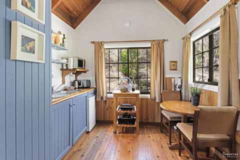 Romantic Tricklebeck Spa Cottage - Holiday Sunshine Coast 3