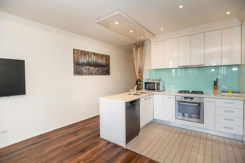 Rome Sky Villa - Sunshine Coast Tourism 3