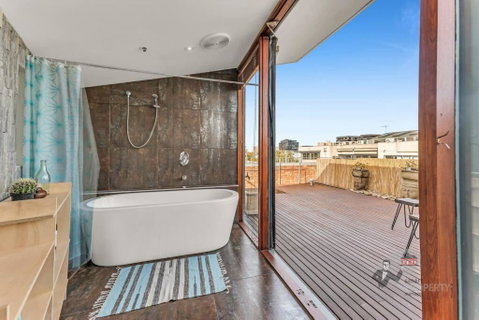 Rooftop Warehouse In Fitzroy - Sunshine Coast Tourism 1
