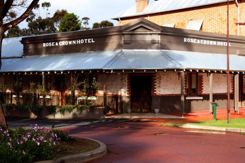 Rose & Crown Hotel - Sunshine Coast Tourism 0