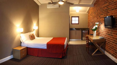 Rose & Crown Hotel - Sunshine Coast Tourism 1