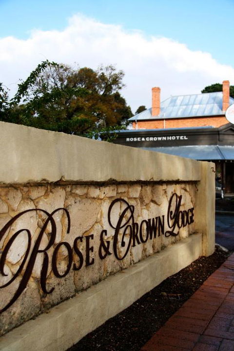 Rose & Crown Hotel - Sunshine Coast Tourism 3