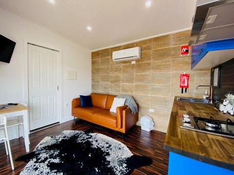 Rose Quartz - 1 Bed With Mountain Views - Kundalini Lodge - Holiday Sunshine Coast 3
