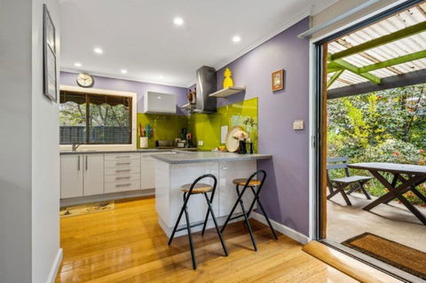 Roses On The River - An Absolute River Frontage Cottage - Sunshine Coast Tourism 3