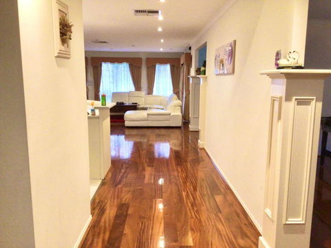 Roxy - A Spacious Cosy Getaway - Near Mel Airport - Sunshine Coast Tourism 3