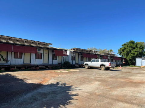 Royal Mail Hotel - Meekatharra - Sunshine Coast Tourism 1