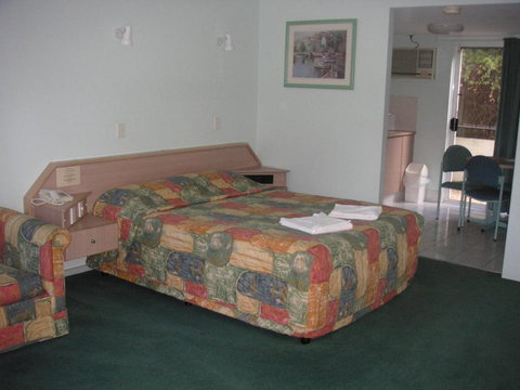 Runaway Bay Motor Inn - Sunshine Coast Tourism 3