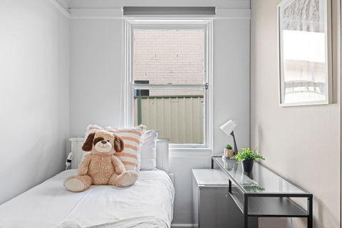 Rustic Single Room - Centrally Located At Narwee - Shared Bathroom - Holiday Sunshine Coast 3