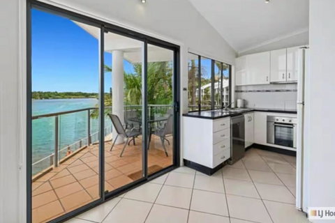 Sails 3 - Waterfront Apartment - Holiday Sunshine Coast 2