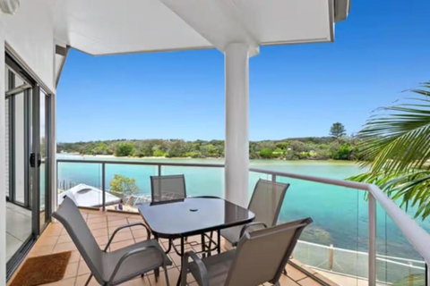 Sails 3 - Waterfront Apartment - Holiday Sunshine Coast 3