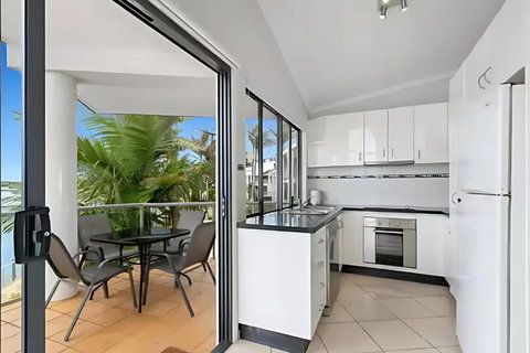 Sails 3 - Waterfront Apartment - Holiday Sunshine Coast 1
