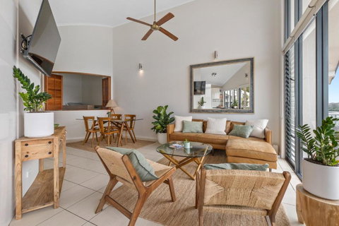 Sails 3 - Waterfront Apartment - Holiday Sunshine Coast 0