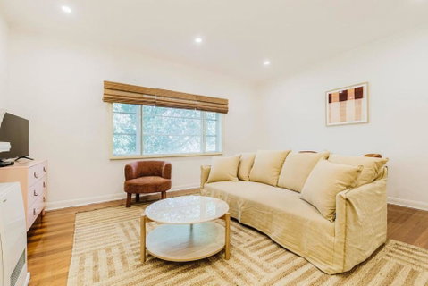 Salmon Calm - Trendy Velvet Allure By Albert Park - Sunshine Coast Tourism 2