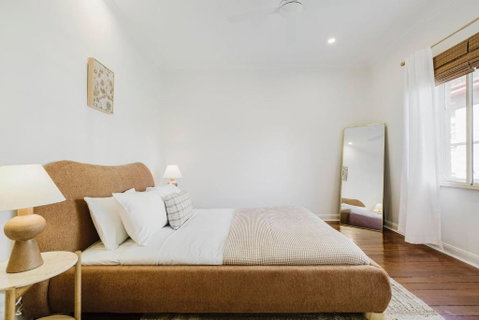 Salmon Calm - Trendy Velvet Allure By Albert Park - Sunshine Coast Tourism 0