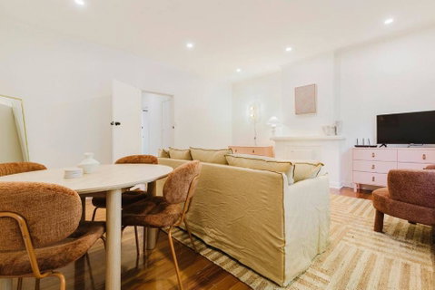 Salmon Calm - Trendy Velvet Allure By Albert Park - Sunshine Coast Tourism 3