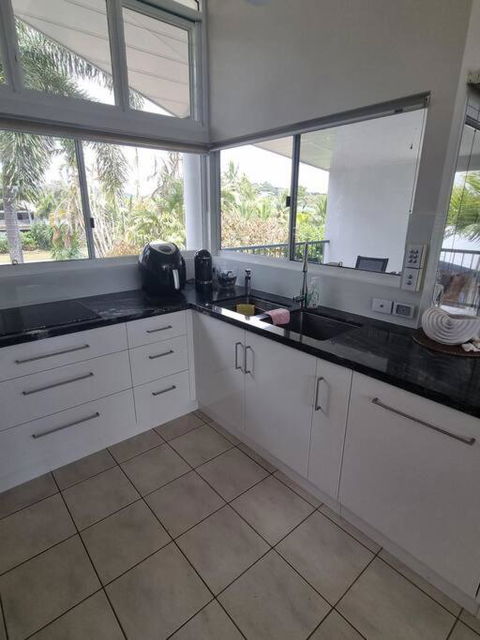 Salt On South - Beachfront Bliss - Holiday Sunshine Coast 3