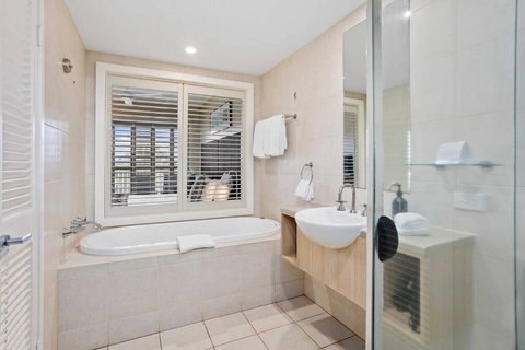 Salt Village 1 Bedroom Apartment - Top Floor - Holiday Sunshine Coast 2