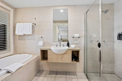 Salt Village 1 Bedroom Apartment - Top Floor - Holiday Sunshine Coast 3