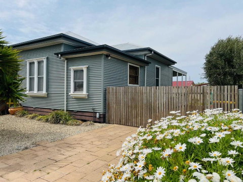 Saltwater Bungalow - WiFi - Sunshine Coast Tourism 0