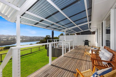SALTWATER HOUSE - Opposite The Beach And Views Over The Lake! - Sunshine Coast Tourism 1