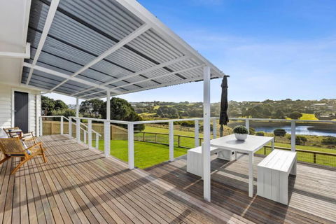 SALTWATER HOUSE - Opposite The Beach And Views Over The Lake! - Sunshine Coast Tourism 3