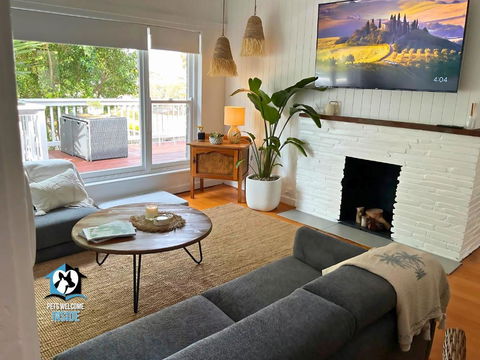 Saltwater Sunsets Seaside Haven With Ocean Views - Holiday Sunshine Coast 2