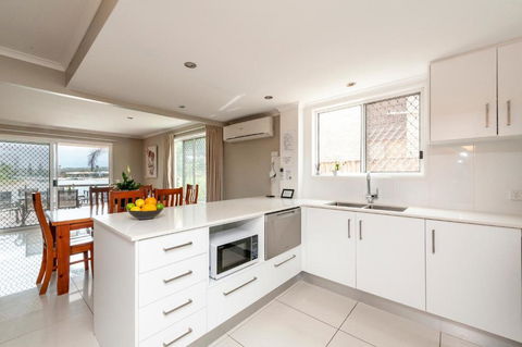 Saltwater Villas - Pet Friendly Accommodation - Holiday Sunshine Coast 3