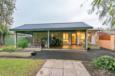 Salty - Sunshine Coast Tourism 0