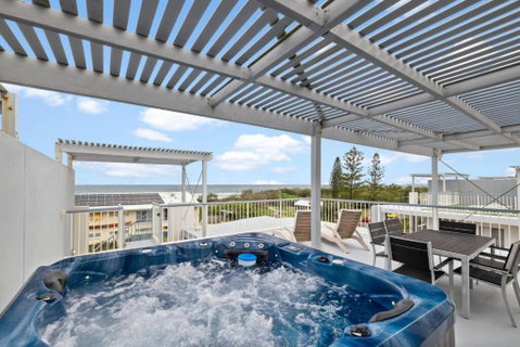 Salty Breeze - Rooftop Terrace & Jacuzzi - Sunshine Coast Tourism 0