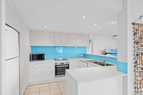 Salty Breeze - Rooftop Terrace & Jacuzzi - Sunshine Coast Tourism 3