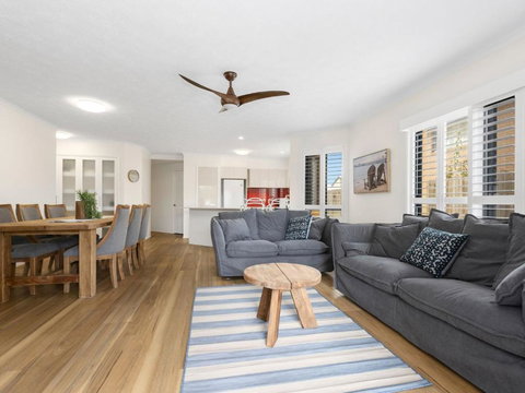 Salty Kisses On Marine Parade - Sunshine Coast Tourism 3